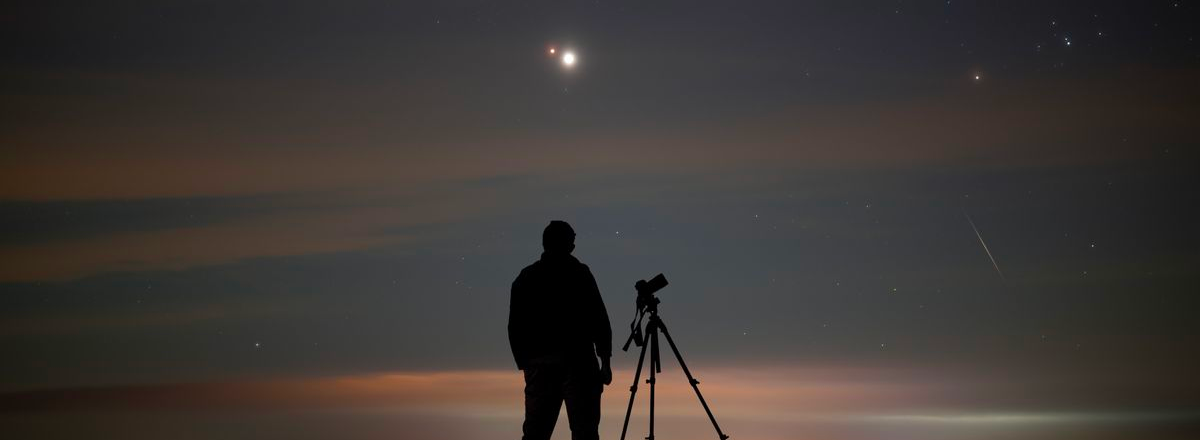 Astrophotographers Capture Rare Alignment of Jupiter and Mars in the Night Sky